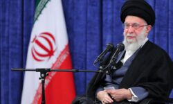 عکس‌های دیده نشده از رهبر انقلاب با پوشش متفاوت