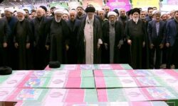 اقامه نماز رهبر معظم انقلاب بر پیکر رئیس جمهور و هیئت همراه