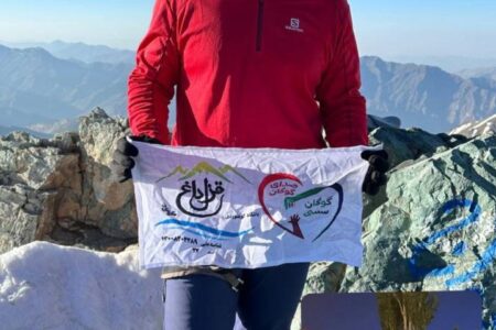 پرچم های باشگاه کوهنوردی قزل داغ و پایگاه خبری گوگان سسی در قله خلنو به اهتزاز درآمد