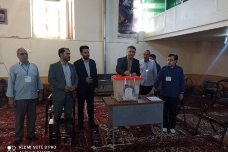 معاون سیاسی، امنیتی و اجتماعی فرمانداری شهرستان آذرشهر رأی خود در گوگان به صندوق انداخت