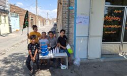 کودکان گوگانی با برپایی ایستگاه صلواتی موج معرفت و بصیرت حسینی را به نمایش گذاشتند