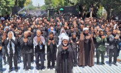 سوگواران حسینی گوگان در ظهر عاشورا به نماز ایستادند