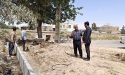 عملیات جدول گذاری و آبرو سازی در معابر روستای قلعه شیخ در دست اجرا است