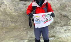 نوجوان کوهنورد گوگانی بر بام ایران ایستاد