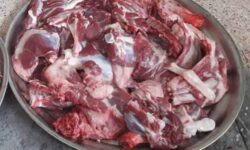 توزیع بیش از ۱۷۰ بسته گوشت قرمز نذری بین نیازمندان گوگان