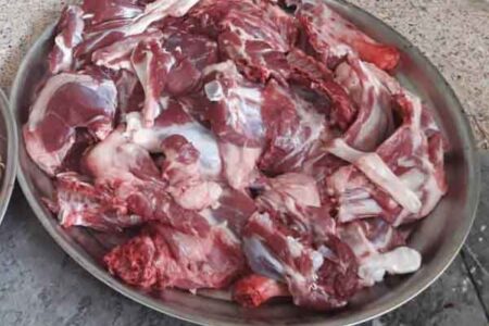 توزیع بیش از ۱۷۰ بسته گوشت قرمز نذری بین نیازمندان گوگان