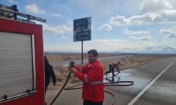 پاکسازی دود از تابلو راهنمای گوگان و خاصلو توسط خدمات شهری شهرداری گوگان