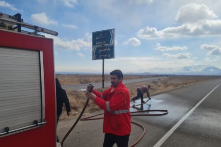 پاکسازی دود از تابلو راهنمای گوگان و خاصلو توسط خدمات شهری شهرداری گوگان
