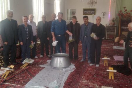 آیین سنتی چهل یاسین سویی در مسجد باباخان گوگان برگزار شد/ برگزاری آیین سنتی قرائت چهل یاسین در مسجد باباخان هم‌زمان با لحظه تحویل سال نو