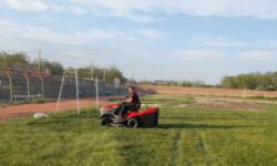 خرید و راه‌اندازی دستگاه چمن‌زن تراکتوری برای استادیوم فوتبال گوگان