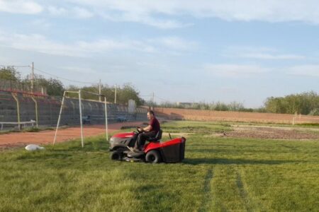 خرید و راه‌اندازی دستگاه چمن‌زن تراکتوری برای استادیوم فوتبال گوگان