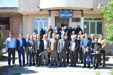 معلمان بازنشسته و شاغل روستای دستجرد به همراه مدیران مدارس این روستا مورد تجلیل قرار گرفتند