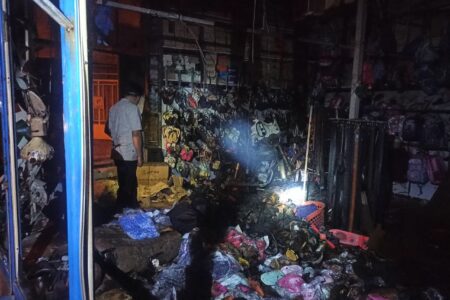 آتش‌سوزی مهیب در یک واحد تجاری در گوگان بدون تلفات جانی مهار شد