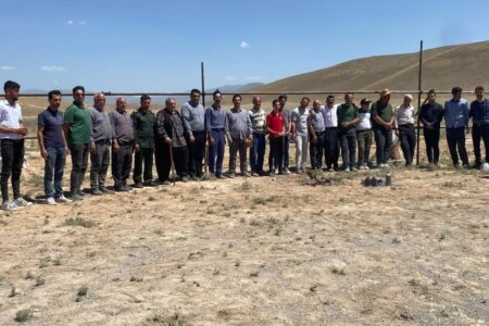 آماده‌سازی میدان دومین همایش بزرگ گوگان سوارکاری با حضور مسئولان و اسب‌داران