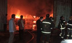 آتش‌سوزی مهیب در کارخانه مواد شیمیایی روستای اخی‌جهان