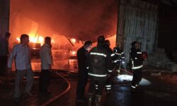 تلاش بی‌وقفه آتش‌نشانان برای مهار آتش‌سوزی در روستای اخی‌جهان ادامه دارد