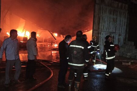 تلاش بی‌وقفه آتش‌نشانان برای مهار آتش‌سوزی در روستای اخی‌جهان ادامه دارد