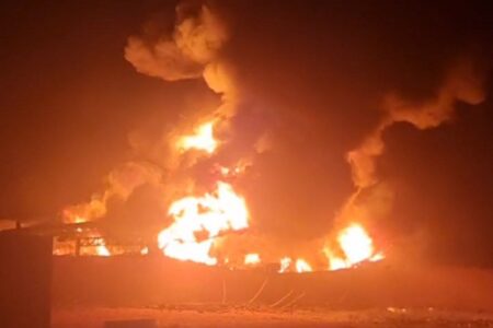 مهار آتش‌سوزی در کارخانه تولید چسب و انبار مواد شیمیایی روستای اخی‌جهان