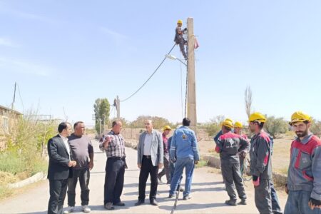نوسازی و بهسازی شبکه برق روستای فیروزسالار با اجرای طرح جدید ایمنسازی خطوط برق