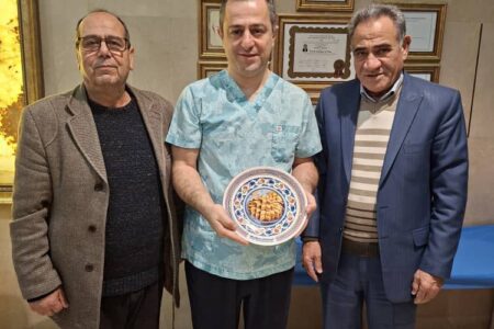 تندیس چهارمین جشنواره باقلوای سنتی گوگان به معاون وزیر ورزش اهدا شد